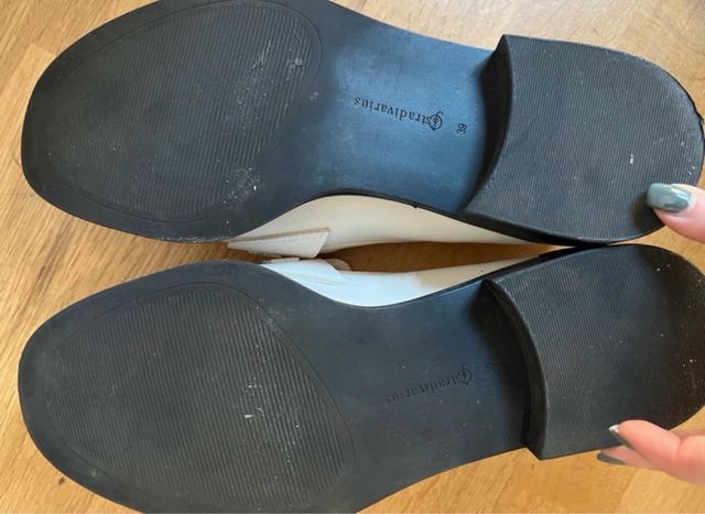 Mocasines Stradivarius con cadena dorada