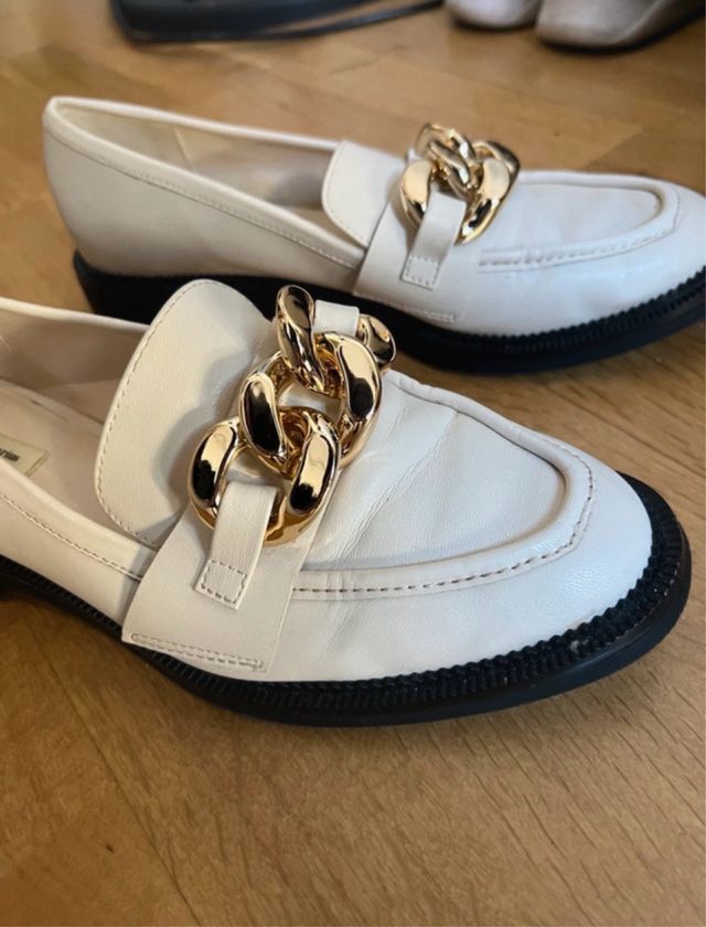 Mocasines Stradivarius con cadena dorada