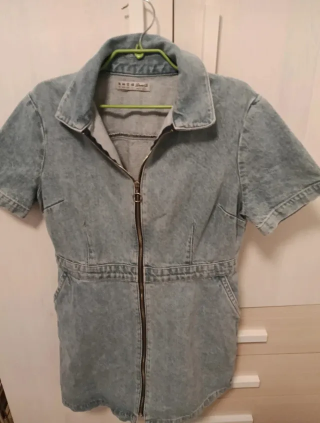 Vestido vaquero corto con cremallera