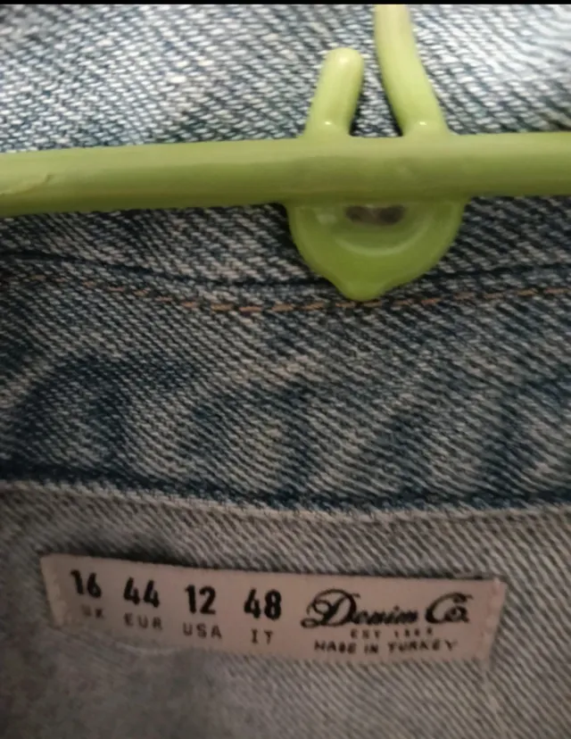 Vestido vaquero corto con cremallera