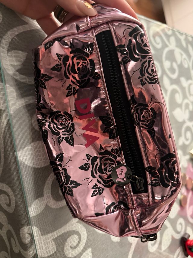 Mochila rosa metalizada con estampado de rosas