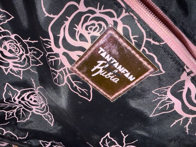 Mochila rosa metalizada con estampado de rosas