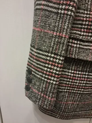 Cappotto a quadri elegante con tasche e bottoni