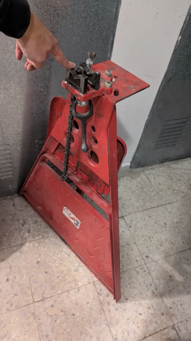 Banco fontanero con mordaza cadena