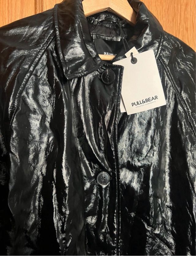 Abrigo largo brillante negro Pull and Bear