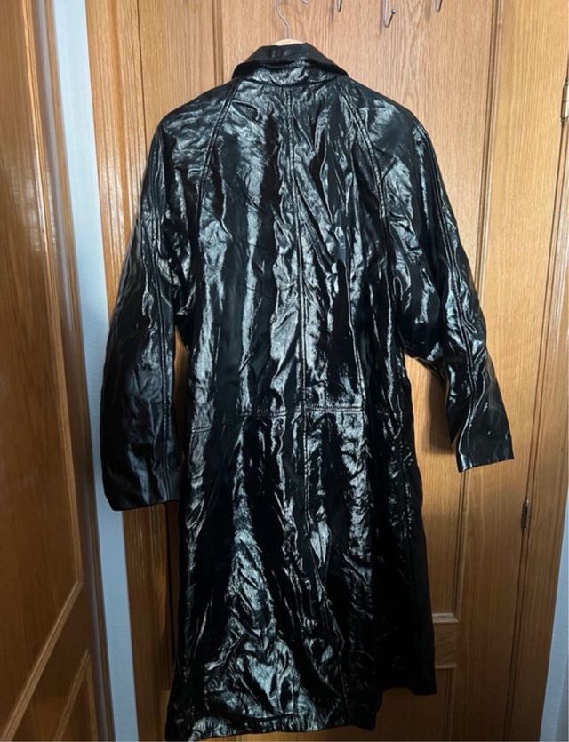 Abrigo largo brillante negro Pull and Bear