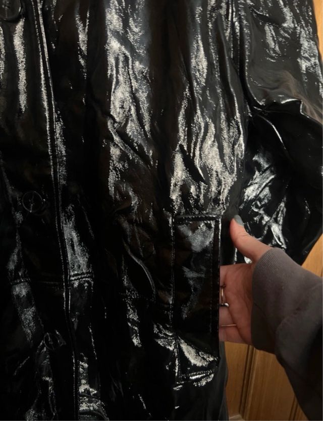 Abrigo largo brillante negro Pull and Bear