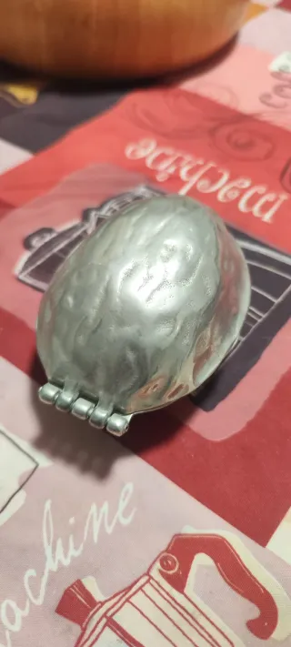 Schiaccianoci vintage in metallo