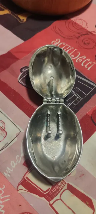 Schiaccianoci vintage in metallo