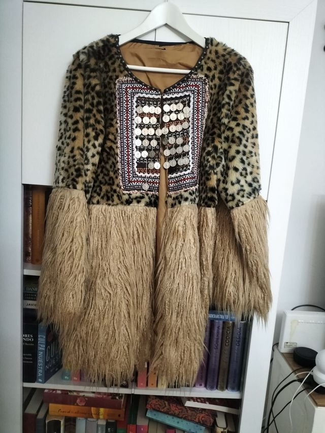 Abrigo estampado leopardo y flecos