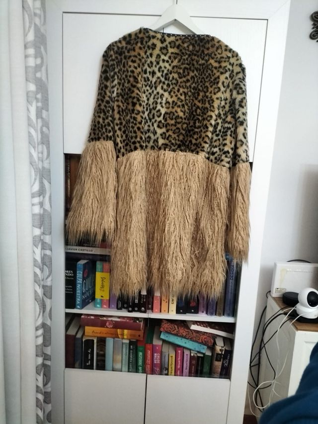 Abrigo estampado leopardo y flecos