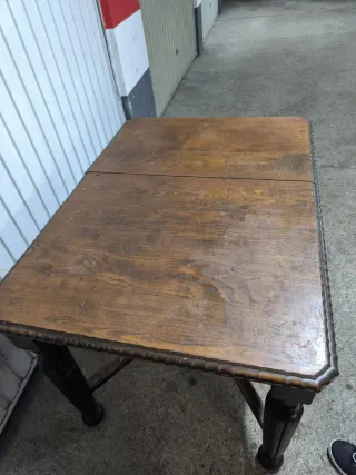 Mesa antigua de madera oscura