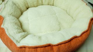 Cuna para mascotas con estampado de corazones