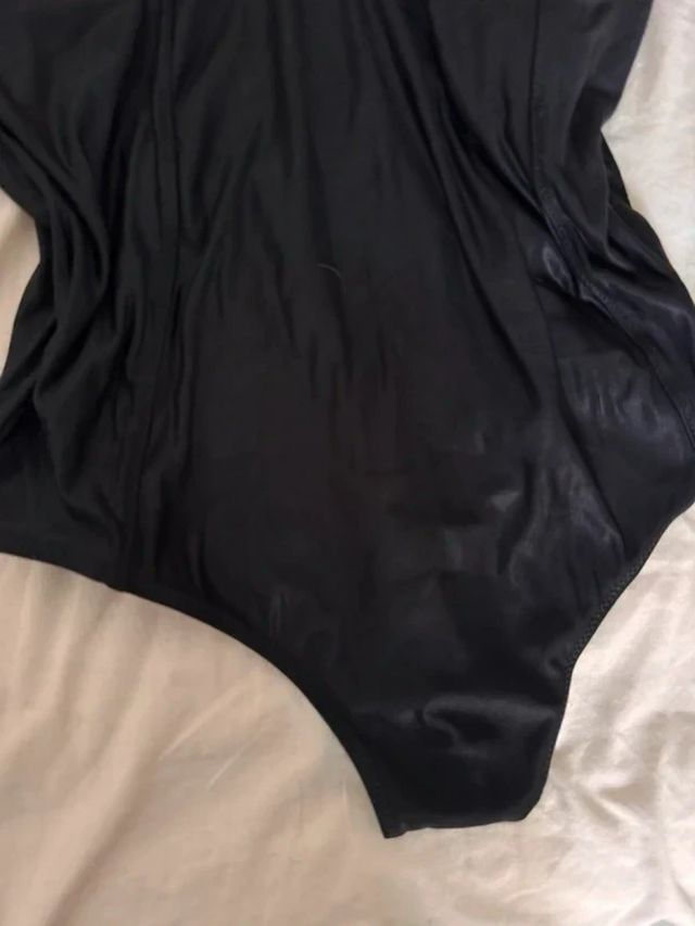 Bañador negro efecto cuero con detalle