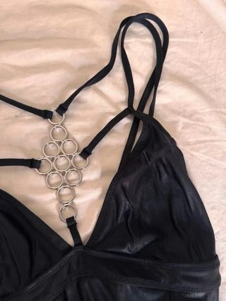 Bañador negro efecto cuero con detalle