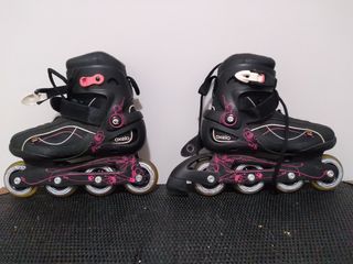 Patines Oxelo negros y diseño rosas