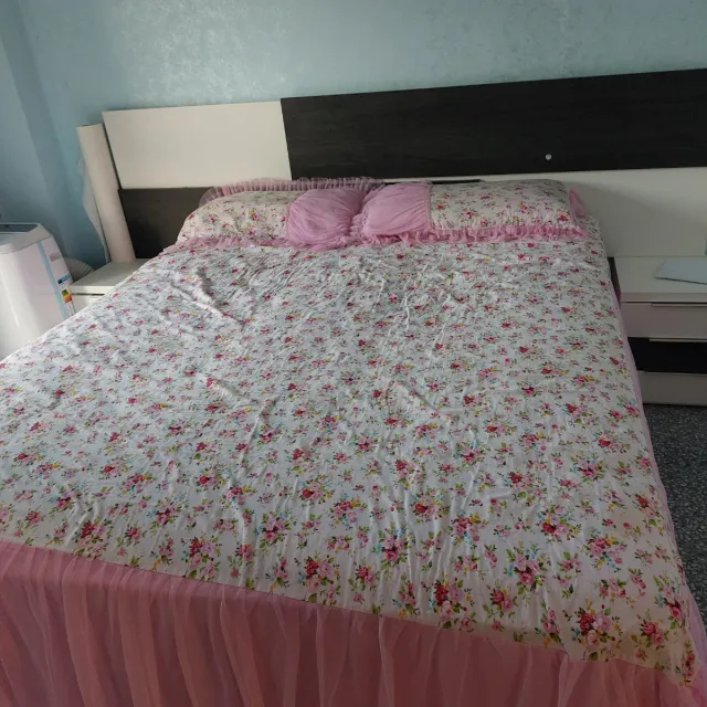 Cama Matrimonio con dos mestias.cabezal tiene luce