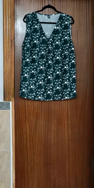 Blusa verde oscuro estampado floral.
