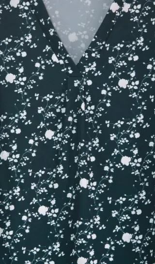Blusa verde oscuro estampado floral.