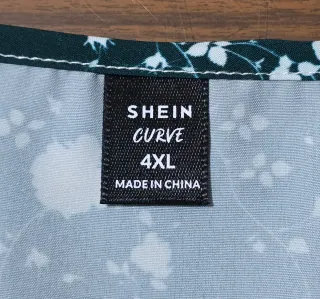 Blusa verde oscuro estampado floral.