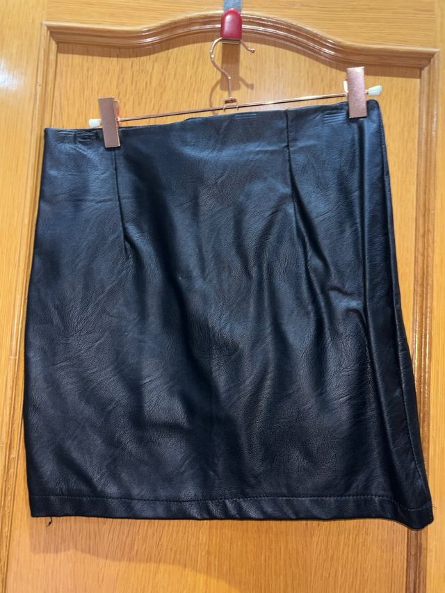 Falda negra polipiel