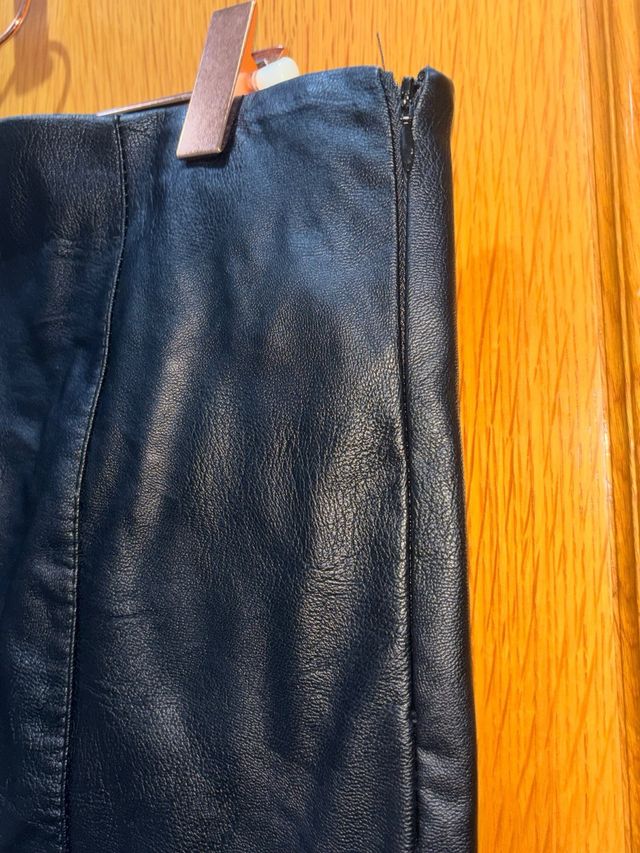 Falda negra polipiel