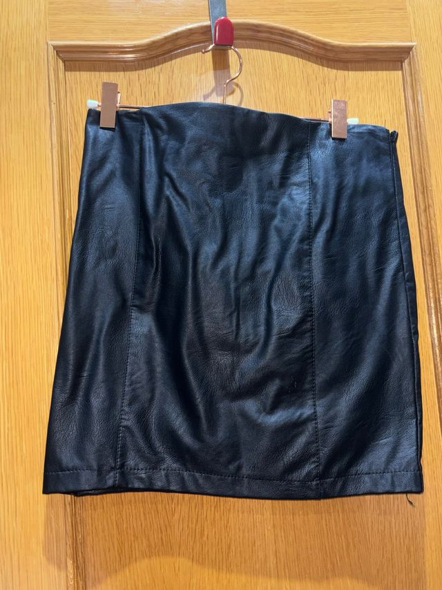 Falda negra polipiel