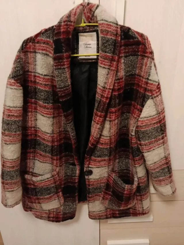 Abrigo cuadros rojo y negro