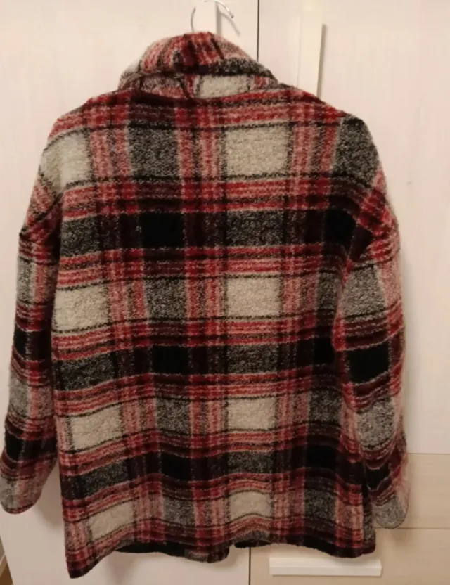 Abrigo cuadros rojo y negro