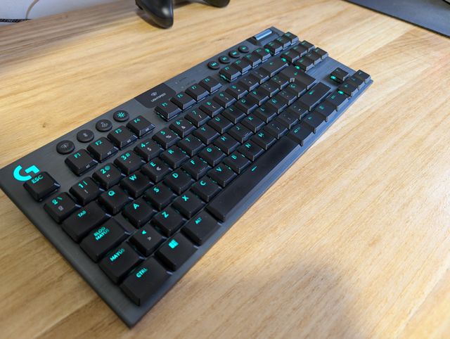 Teclado Logitech G915 TKL Mecánico Inalámbrico