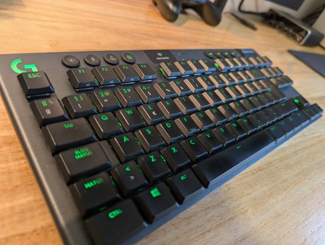 Teclado Logitech G915 TKL Mecánico Inalámbrico