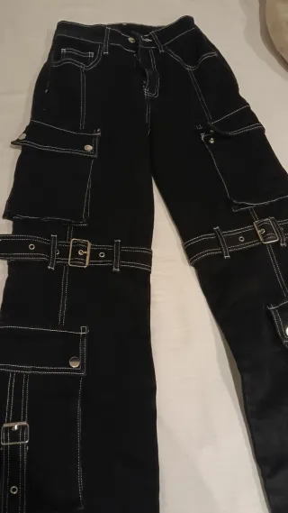 Pantaloni cargo neri con cinghie