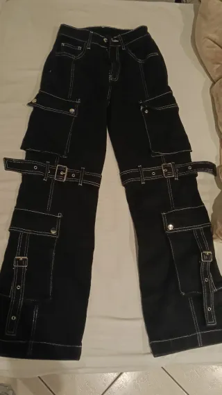 Pantaloni cargo neri con cinghie