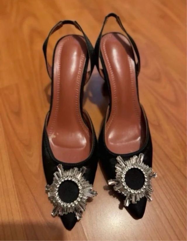 Zapatos negros satinados de tacon alto