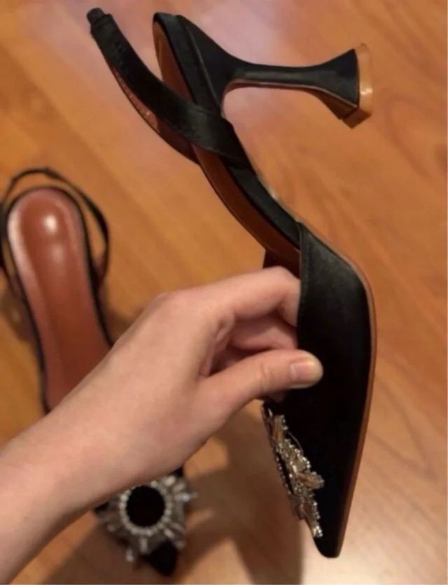 Zapatos negros satinados de tacon alto