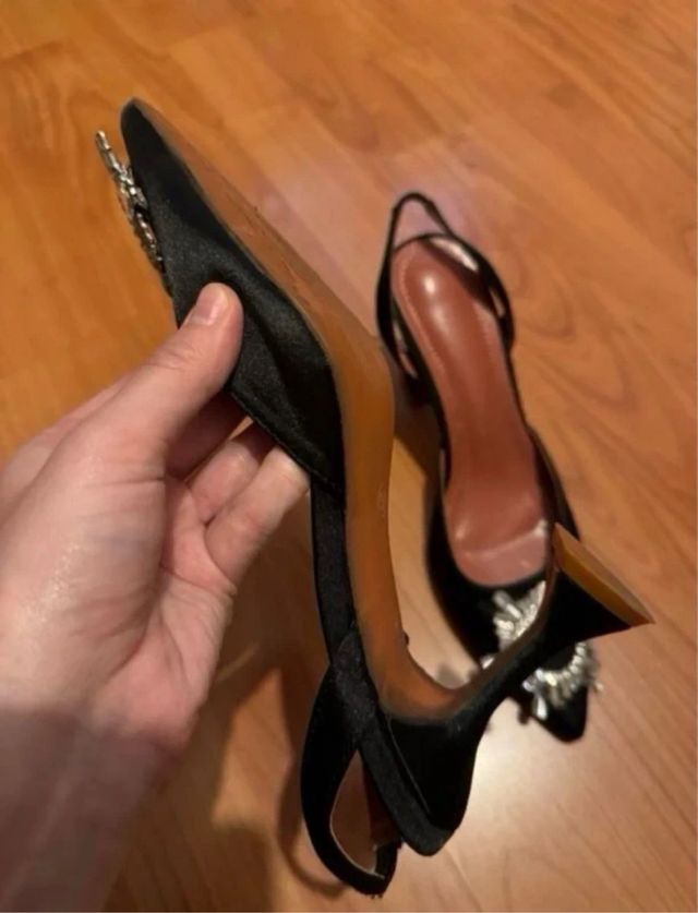 Zapatos negros satinados de tacon alto