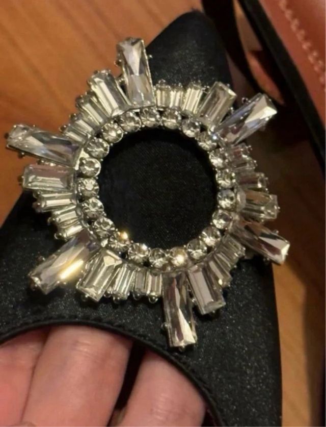 Zapatos negros satinados de tacon alto