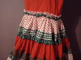 Traje de flamenca rojo y verde