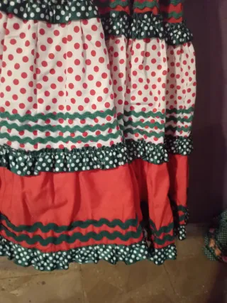 Traje de flamenca rojo y verde