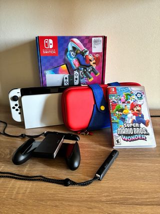 Nintendo Switch OLED + Mario Kart 8 + SMB Wonder