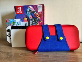 Nintendo Switch OLED + Mario Kart 8 + SMB Wonder