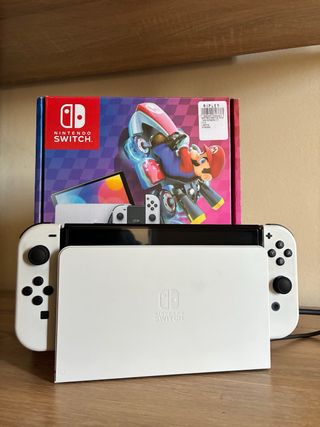 Nintendo Switch OLED + Mario Kart 8 + SMB Wonder