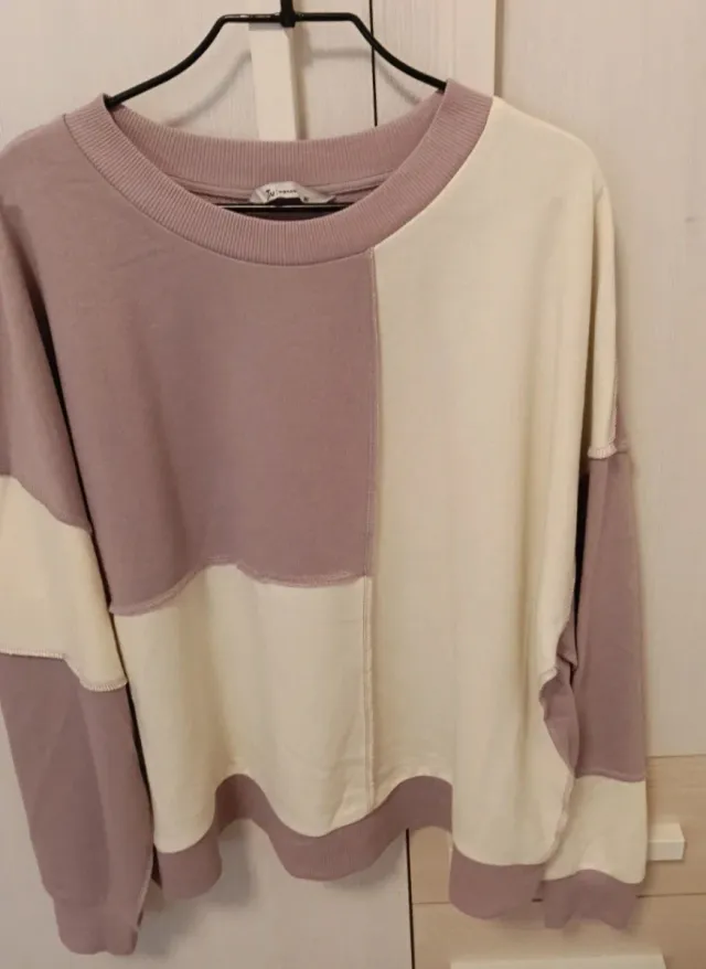 Sudadera combinada beige y morado