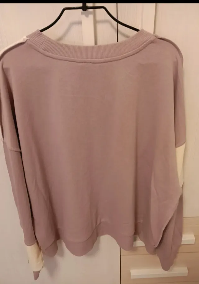 Sudadera combinada beige y morado