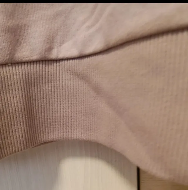 Sudadera combinada beige y morado