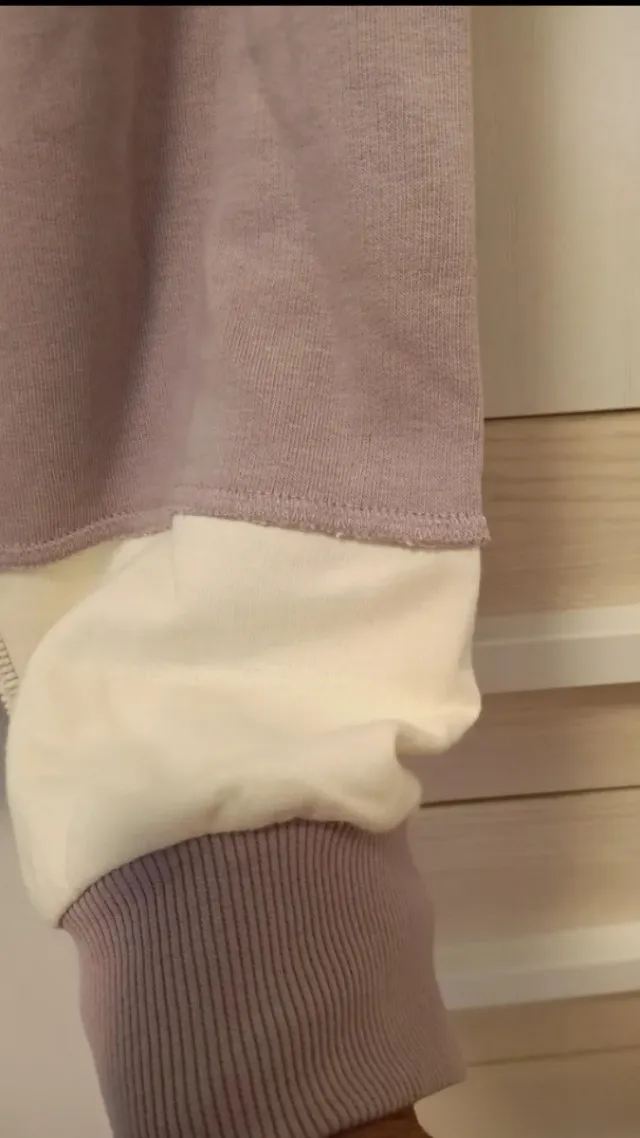 Sudadera combinada beige y morado