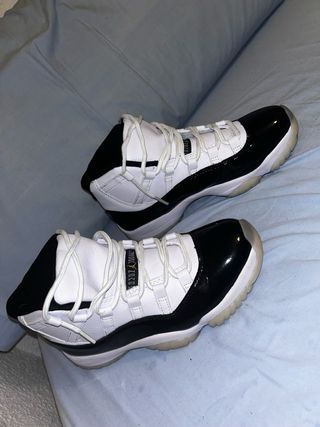 Zapatillas Jordan Retro 11 (Blancas y Negras)