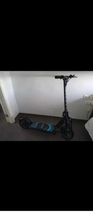 Patinete Eléctrico Negro y Azul