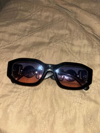 Occhiali da sole finti Versace neri e arancio