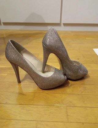 Zapatos de tacón dorados brillantes